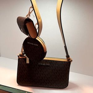 MK SMALL PURSE WITH ATTACHMENTS THAT CAN BE REMOVED, Called “Jet Set Travel”